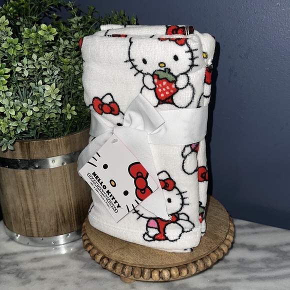 Hello kitty hand towels set of 2 strawberries - Picture 2 of 3